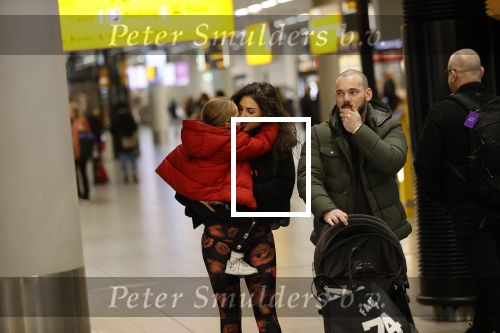 Schiphol 27 februari 2020
Wesley Sneijder haalt zijn zoon Xess Xava en Yolathe Cabau v Kasbergen op nadat ze van uit Los Angeles naar Amsterdam/schiphol zijn gevloegen.