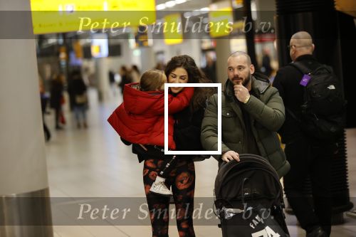 Schiphol 27 februari 2020
Wesley Sneijder haalt zijn zoon Xess Xava en Yolathe Cabau v Kasbergen op nadat ze van uit Los Angeles naar Amsterdam/schiphol zijn gevloegen.