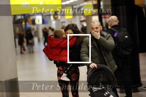 Schiphol 27 februari 2020
Wesley Sneijder haalt zijn zoon Xess Xava en Yolathe Cabau v Kasbergen op nadat ze van uit Los Angeles naar Amsterdam/schiphol zijn gevloegen.