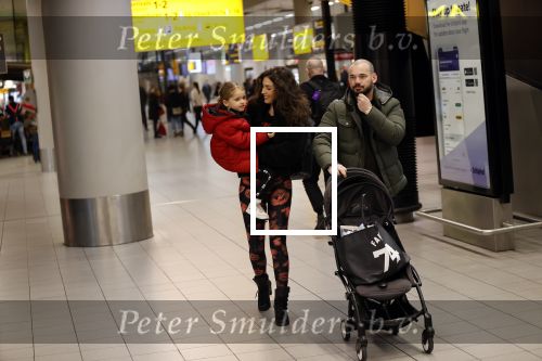 Schiphol 27 februari 2020
Wesley Sneijder haalt zijn zoon Xess Xava en Yolathe Cabau v Kasbergen op nadat ze van uit Los Angeles naar Amsterdam/schiphol zijn gevloegen.