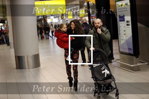 Schiphol 27 februari 2020
Wesley Sneijder haalt zijn zoon Xess Xava en Yolathe Cabau v Kasbergen op nadat ze van uit Los Angeles naar Amsterdam/schiphol zijn gevloegen.