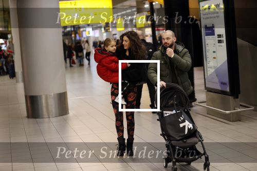 Schiphol 27 februari 2020
Wesley Sneijder haalt zijn zoon Xess Xava en Yolathe Cabau v Kasbergen op nadat ze van uit Los Angeles naar Amsterdam/schiphol zijn gevloegen.