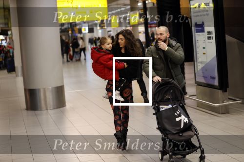 Schiphol 27 februari 2020
Wesley Sneijder haalt zijn zoon Xess Xava en Yolathe Cabau v Kasbergen op nadat ze van uit Los Angeles naar Amsterdam/schiphol zijn gevloegen.