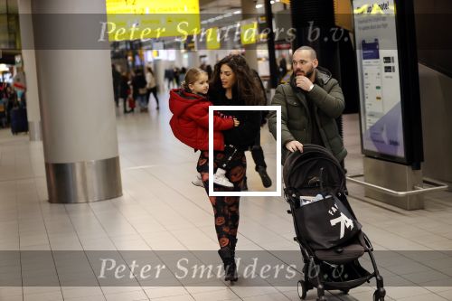 Schiphol 27 februari 2020
Wesley Sneijder haalt zijn zoon Xess Xava en Yolathe Cabau v Kasbergen op nadat ze van uit Los Angeles naar Amsterdam/schiphol zijn gevloegen.