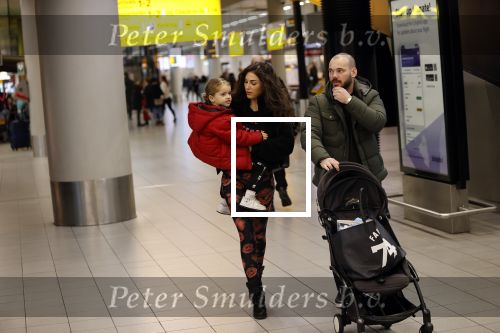 Schiphol 27 februari 2020
Wesley Sneijder haalt zijn zoon Xess Xava en Yolathe Cabau v Kasbergen op nadat ze van uit Los Angeles naar Amsterdam/schiphol zijn gevloegen.