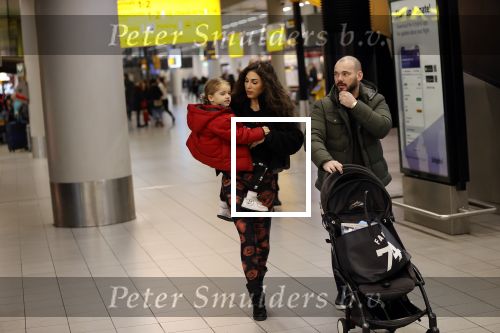 Schiphol 27 februari 2020
Wesley Sneijder haalt zijn zoon Xess Xava en Yolathe Cabau v Kasbergen op nadat ze van uit Los Angeles naar Amsterdam/schiphol zijn gevloegen.
