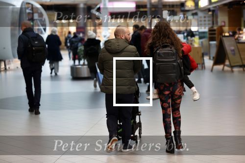 Schiphol 27 februari 2020
Wesley Sneijder haalt zijn zoon Xess Xava en Yolathe Cabau v Kasbergen op nadat ze van uit Los Angeles naar Amsterdam/schiphol zijn gevloegen.