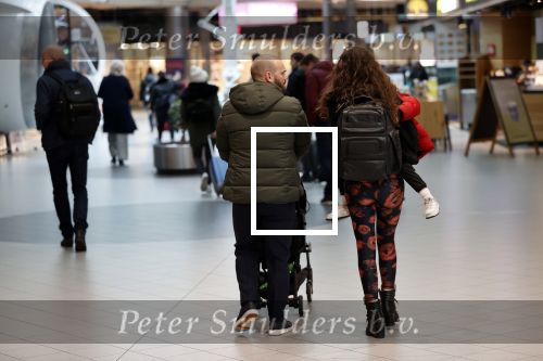 Schiphol 27 februari 2020
Wesley Sneijder haalt zijn zoon Xess Xava en Yolathe Cabau v Kasbergen op nadat ze van uit Los Angeles naar Amsterdam/schiphol zijn gevloegen.