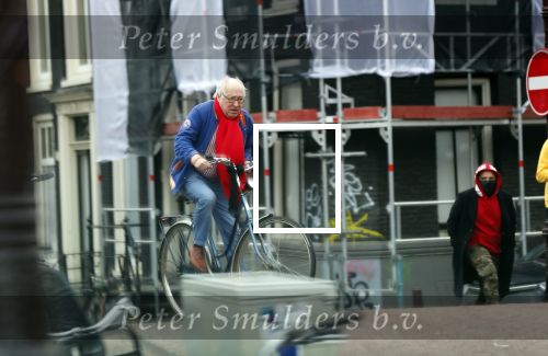 Amsterdam 28 januari 2020
Youp v t Hek op zijn fiets op de gracht waar hij weer in een huis woont.