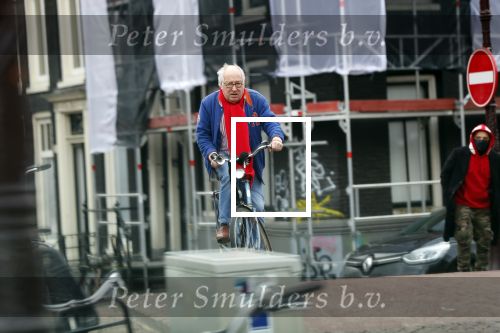Amsterdam 28 januari 2020
Youp v t Hek op zijn fiets op de gracht waar hij weer in een huis woont.