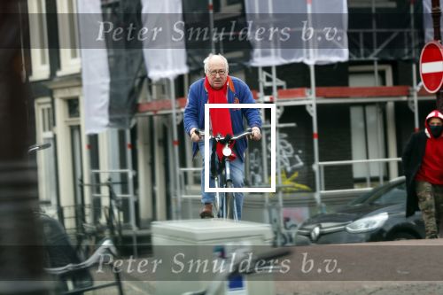 Amsterdam 28 januari 2020
Youp v t Hek op zijn fiets op de gracht waar hij weer in een huis woont.