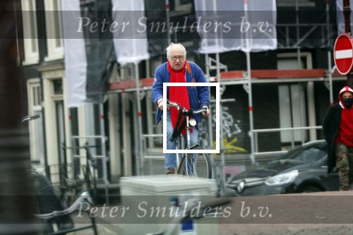 Amsterdam 28 januari 2020
Youp v t Hek op zijn fiets op de gracht waar hij weer in een huis woont.