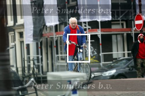 Amsterdam 28 januari 2020
Youp v t Hek op zijn fiets op de gracht waar hij weer in een huis woont.