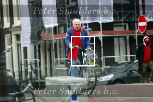 Amsterdam 28 januari 2020
Youp v t Hek op zijn fiets op de gracht waar hij weer in een huis woont.