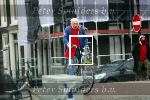 Amsterdam 28 januari 2020
Youp v t Hek op zijn fiets op de gracht waar hij weer in een huis woont.