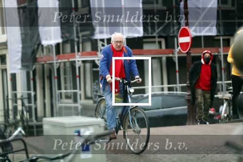 Amsterdam 28 januari 2020
Youp v t Hek op zijn fiets op de gracht waar hij weer in een huis woont.