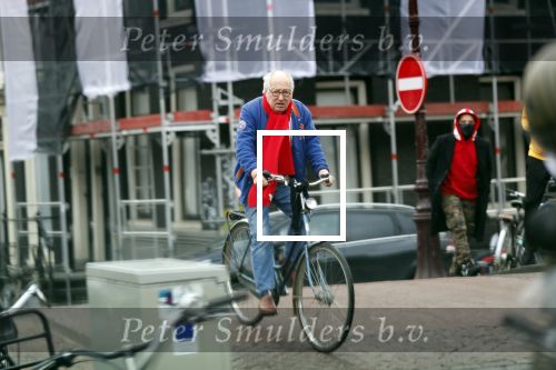 Amsterdam 28 januari 2020
Youp v t Hek op zijn fiets op de gracht waar hij weer in een huis woont.