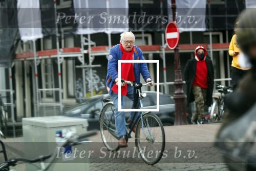 Amsterdam 28 januari 2020
Youp v t Hek op zijn fiets op de gracht waar hij weer in een huis woont.