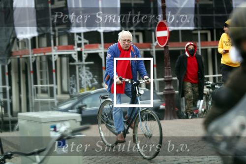 Amsterdam 28 januari 2020
Youp v t Hek op zijn fiets op de gracht waar hij weer in een huis woont.