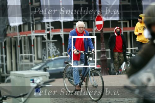 Amsterdam 28 januari 2020
Youp v t Hek op zijn fiets op de gracht waar hij weer in een huis woont.