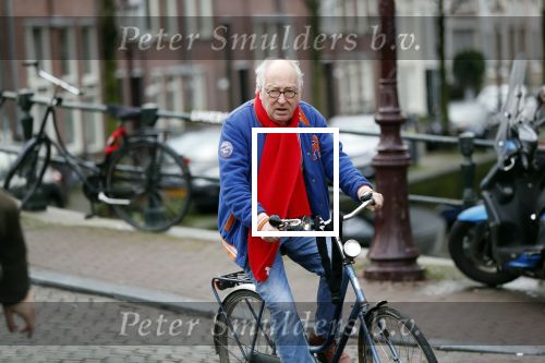 Amsterdam 28 januari 2020
Youp v t Hek op zijn fiets op de gracht waar hij weer in een huis woont.