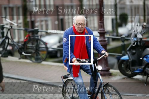 Amsterdam 28 januari 2020
Youp v t Hek op zijn fiets op de gracht waar hij weer in een huis woont.