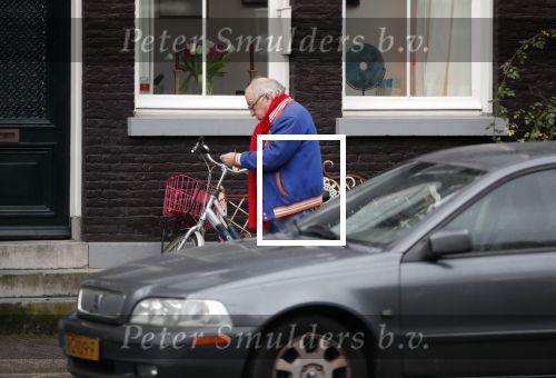 Amsterdam 28 januari 2020
Youp v t Hek op zijn fiets op de gracht waar hij weer in een huis woont.