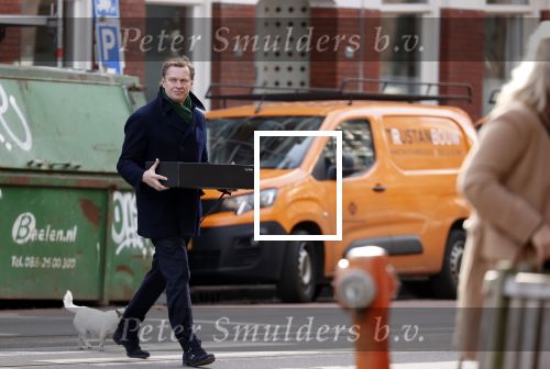 Amsterdam 20 februari 2021
Albert Verlinde heeft eten gehaald bij v Dam en loopt via het vondelpark met zijn hondje naar huis