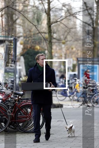 Amsterdam 20 februari 2021
Albert Verlinde heeft eten gehaald bij v Dam en loopt via het vondelpark met zijn hondje naar huis
