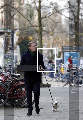 Amsterdam 20 februari 2021
Albert Verlinde heeft eten gehaald bij v Dam en loopt via het vondelpark met zijn hondje naar huis