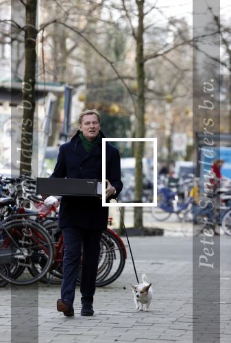 Amsterdam 20 februari 2021
Albert Verlinde heeft eten gehaald bij v Dam en loopt via het vondelpark met zijn hondje naar huis