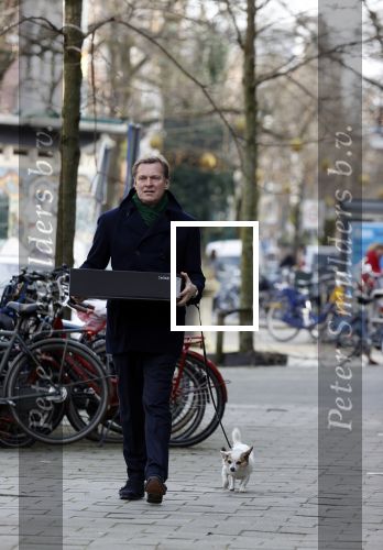 Amsterdam 20 februari 2021
Albert Verlinde heeft eten gehaald bij v Dam en loopt via het vondelpark met zijn hondje naar huis