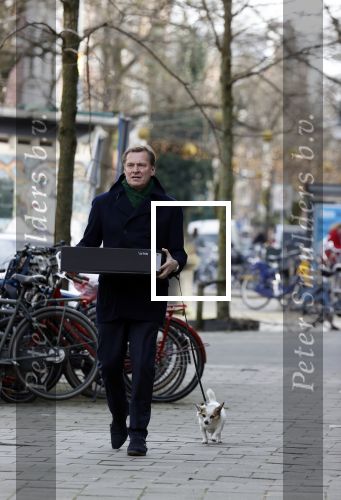 Amsterdam 20 februari 2021
Albert Verlinde heeft eten gehaald bij v Dam en loopt via het vondelpark met zijn hondje naar huis