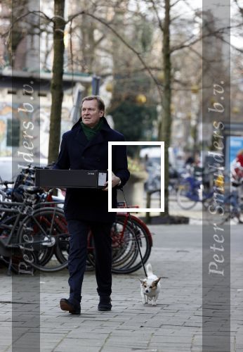 Amsterdam 20 februari 2021
Albert Verlinde heeft eten gehaald bij v Dam en loopt via het vondelpark met zijn hondje naar huis