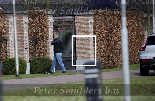 Bergschenhoek 11 maart 2021
Sarah v Soelen de nieuwe vriendin van Andre Hazes . Ze gaat met de Bentley met haar moeder naar schoonheidssalon. . Andy Han komt bij Andre op bezoek