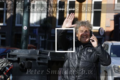 Amsterdam 2 maart 2021
Diork Zeelenberg bellend op straat in Amsterdam zuid.