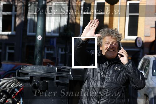 Amsterdam 2 maart 2021
Diork Zeelenberg bellend op straat in Amsterdam zuid.