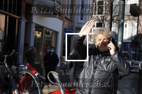 Amsterdam 2 maart 2021
Diork Zeelenberg bellend op straat in Amsterdam zuid.