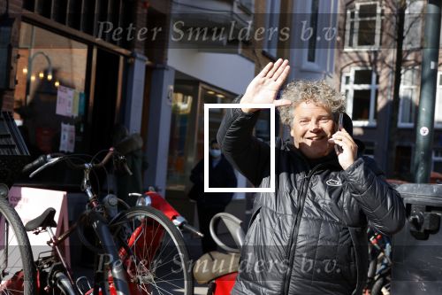 Amsterdam 2 maart 2021
Diork Zeelenberg bellend op straat in Amsterdam zuid.