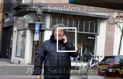 Amsterdam 8 maart 2021
Dirk Zeelenberg bellend  op straat in Amsterdam zuid.