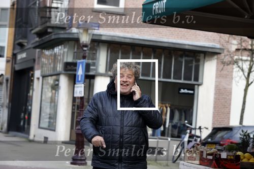Amsterdam 8 maart 2021
Dirk Zeelenberg bellend  op straat in Amsterdam zuid.