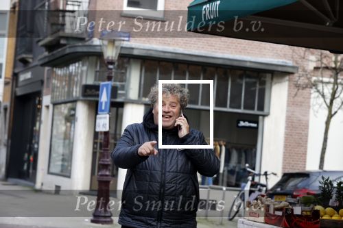 Amsterdam 8 maart 2021
Dirk Zeelenberg bellend  op straat in Amsterdam zuid.
