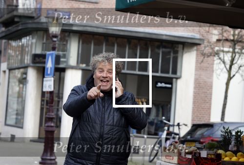Amsterdam 8 maart 2021
Dirk Zeelenberg bellend  op straat in Amsterdam zuid.