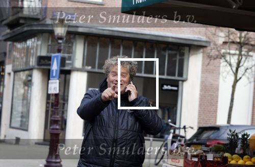 Amsterdam 8 maart 2021
Dirk Zeelenberg bellend  op straat in Amsterdam zuid.