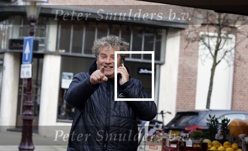 Amsterdam 8 maart 2021
Dirk Zeelenberg bellend  op straat in Amsterdam zuid.