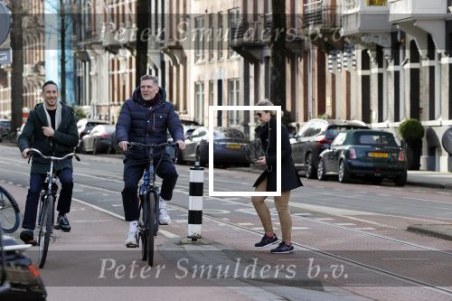 Amsterdam 20 februari 2021
Erwin Olaf met partner  op de fiets in Amsterdam zuid.
