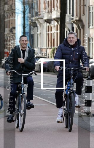 Amsterdam 20 februari 2021
Erwin Olaf met partner  op de fiets in Amsterdam zuid.