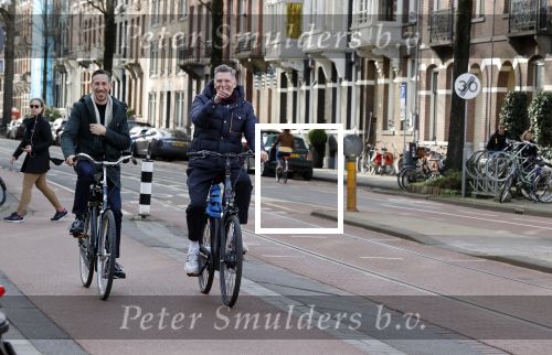 Amsterdam 20 februari 2021
Erwin Olaf met partner  op de fiets in Amsterdam zuid.