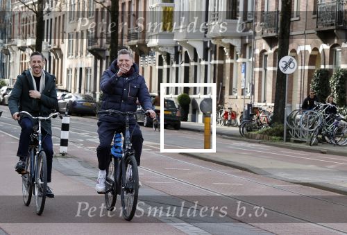Amsterdam 20 februari 2021
Erwin Olaf met partner  op de fiets in Amsterdam zuid.