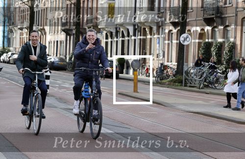 Amsterdam 20 februari 2021
Erwin Olaf met partner  op de fiets in Amsterdam zuid.